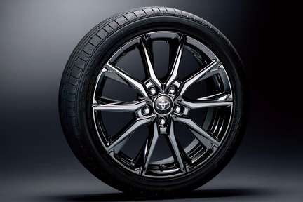 215/45R18タイヤ(ブリヂストンPOTENZA RE050A)&7J専用アルミホイール(エンケイ製リム段差+ダークスパッタリング仕様)+専用センターオーナメント※GR SPORT専用メーカーオプション