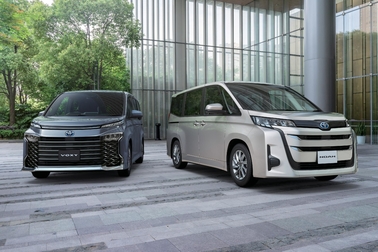 左からヴォクシー HYBRID S-G