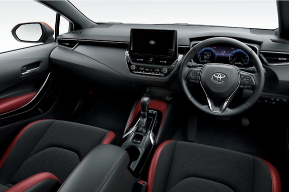 G“Z”｜メインインパネ　センシャルレッド　シート表皮：本革＋ブランノーブ（R)　G“Z”（ハイブリッド車）